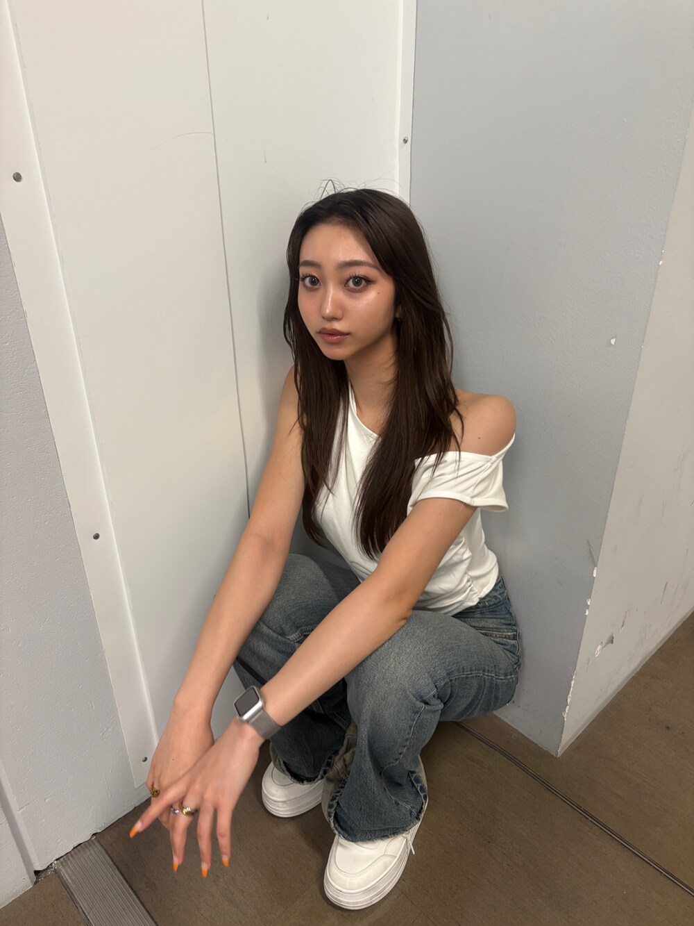 ホワイト系のTシャツ/カットソーを着用したレディースの夏コーディネートの3枚目の写真