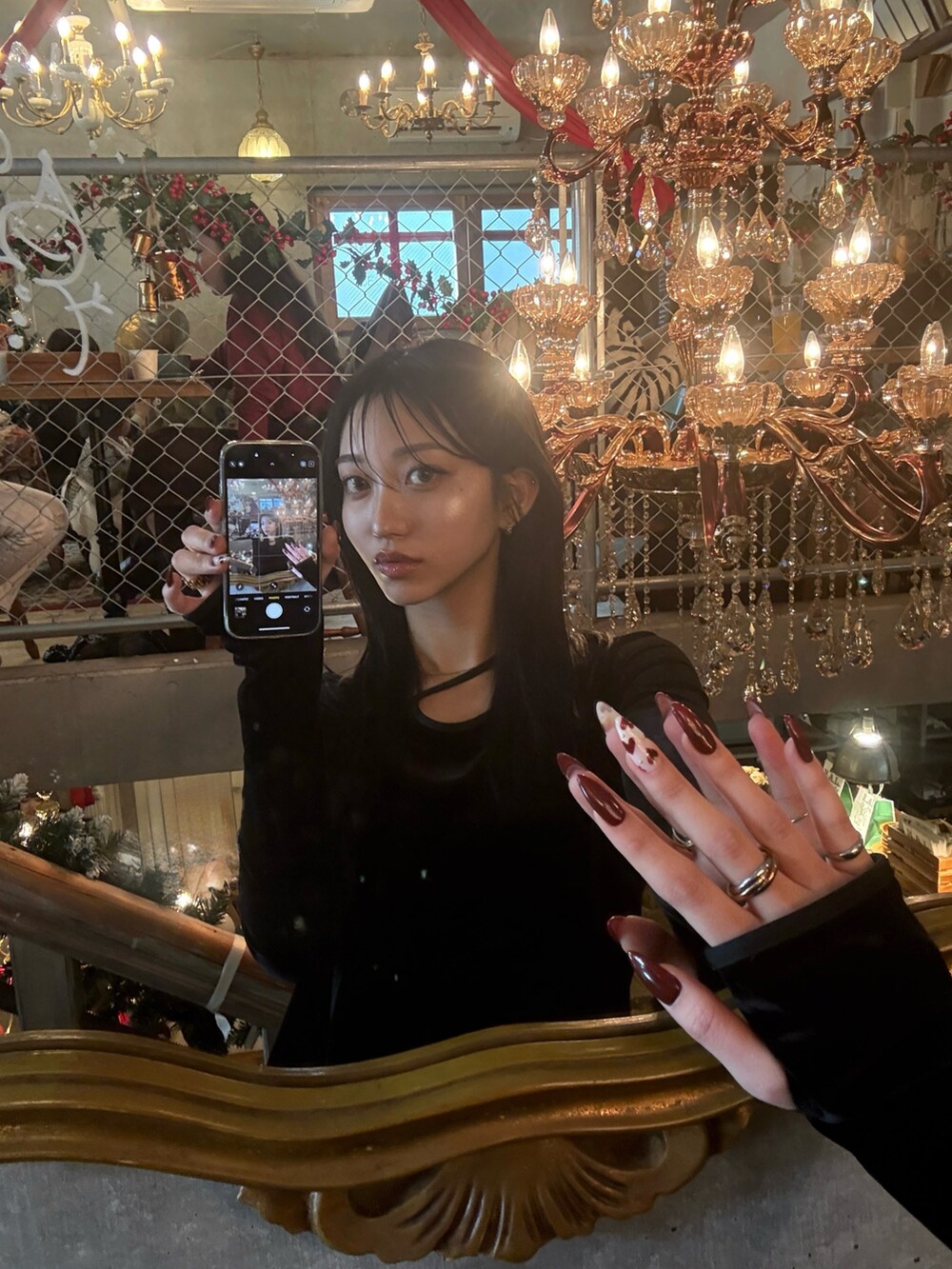 ブラック系のワンピースを着用したレディースの冬コーディネートの2枚目の写真