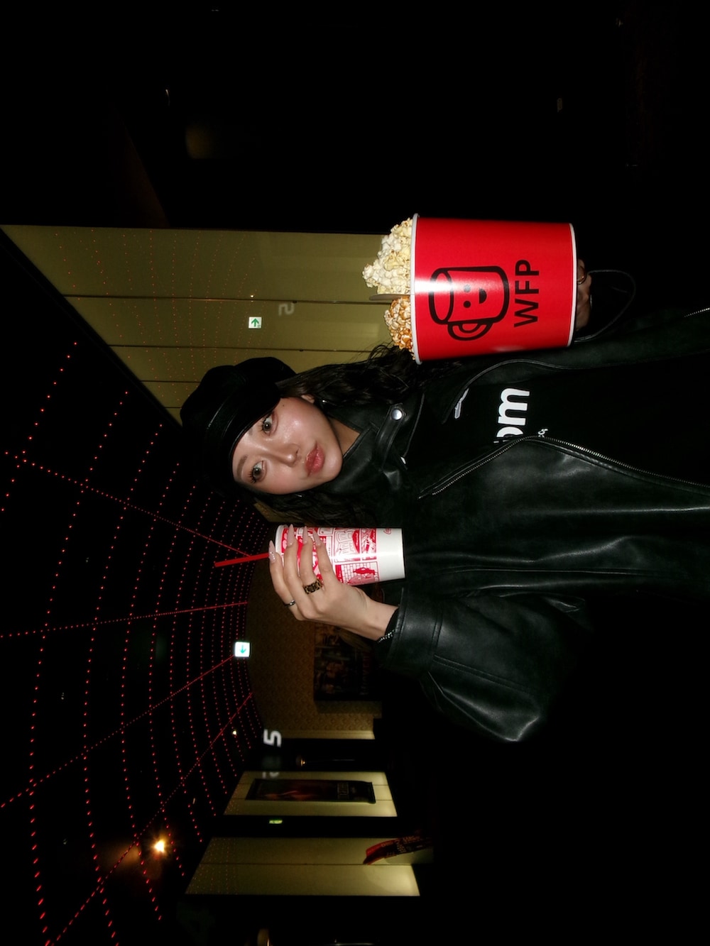 ブラック系のブルゾンを着用したレディースの冬コーディネートの2枚目の写真