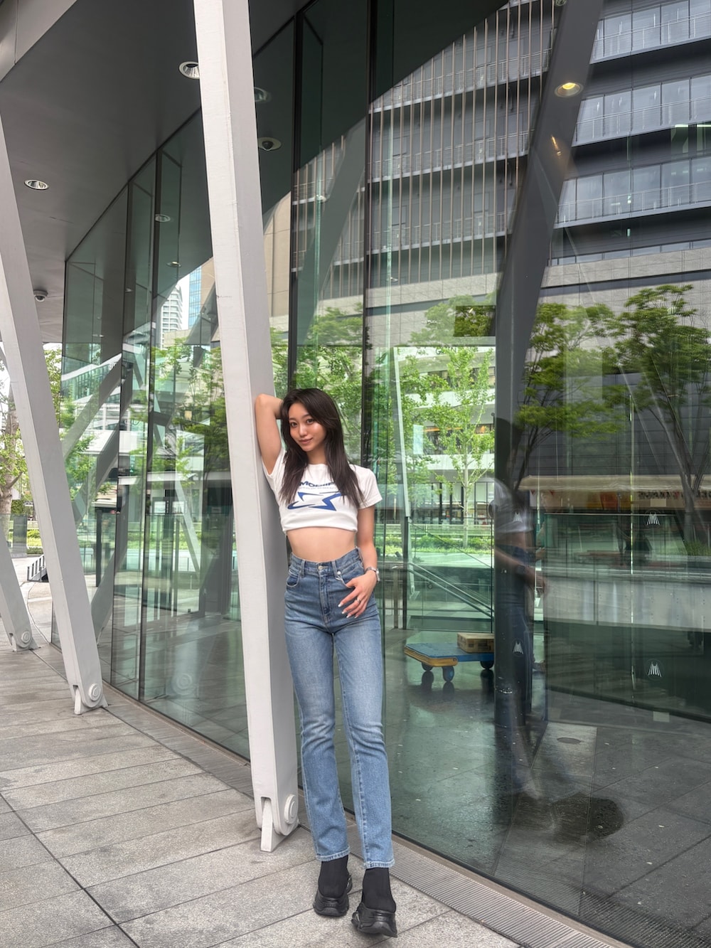 ホワイト系のTシャツ/カットソー、ブルー系のデニムパンツを着用したレディースの夏コーディネートの2枚目の写真