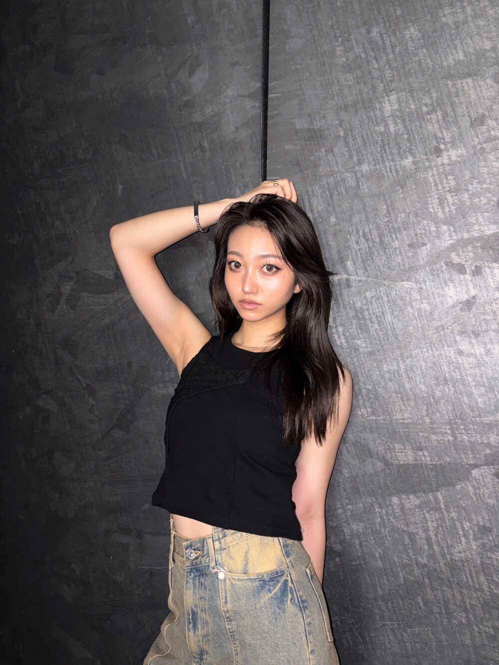 ブラック系のタンクトップ、その他のデニムパンツを着用したレディースの夏コーディネートの4枚目の写真