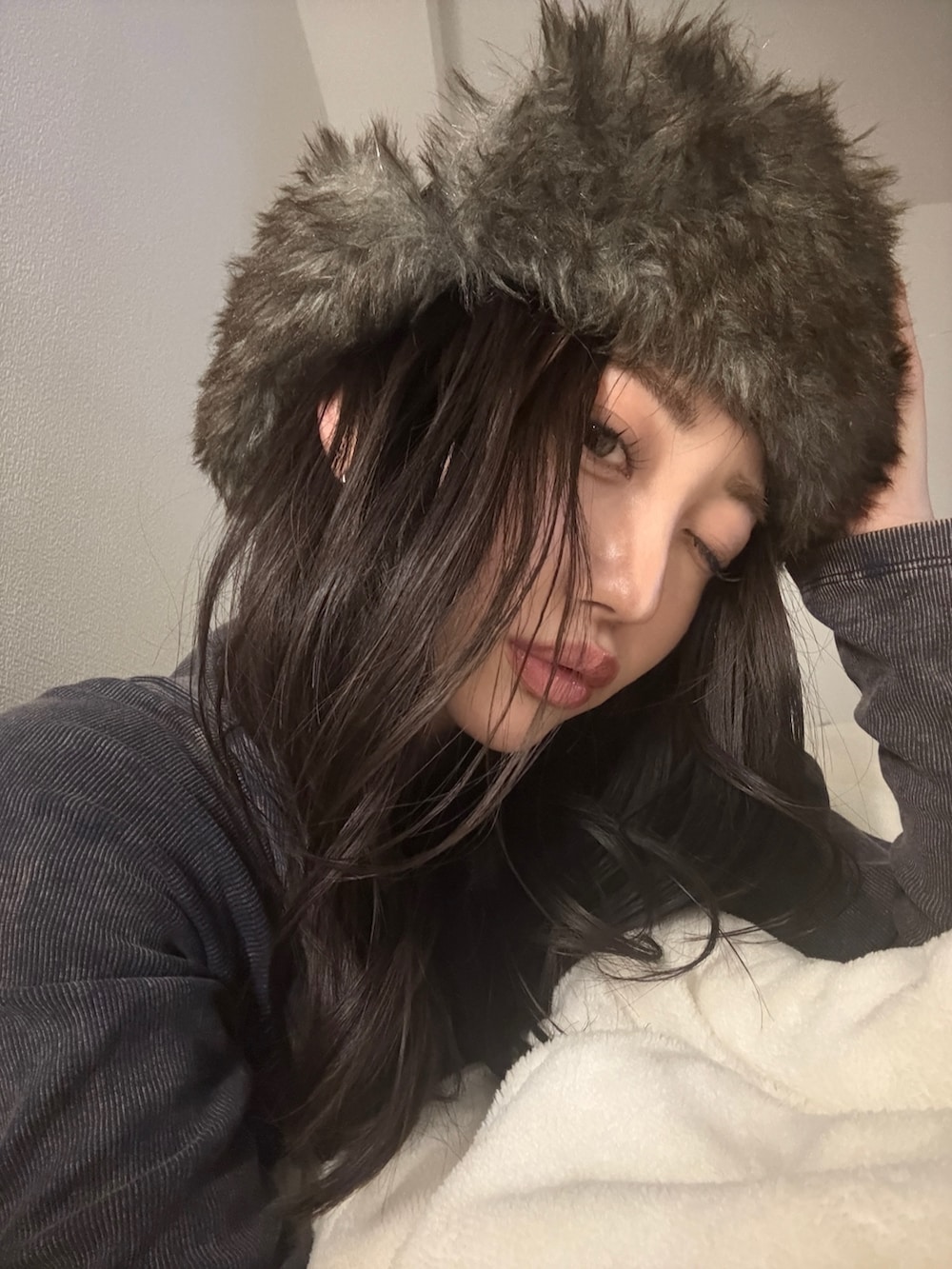 ブラック系のTシャツ/カットソーを着用したレディースの冬コーディネートの3枚目の写真