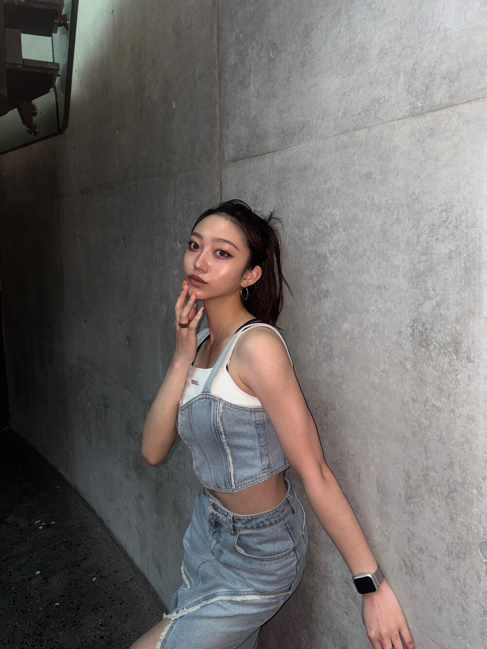 ブルー系のデニムスカート、ブラック系のキャミソール、ブルー系のシャツ/ブラウスを着用したレディースの夏コーディネートの4枚目の写真