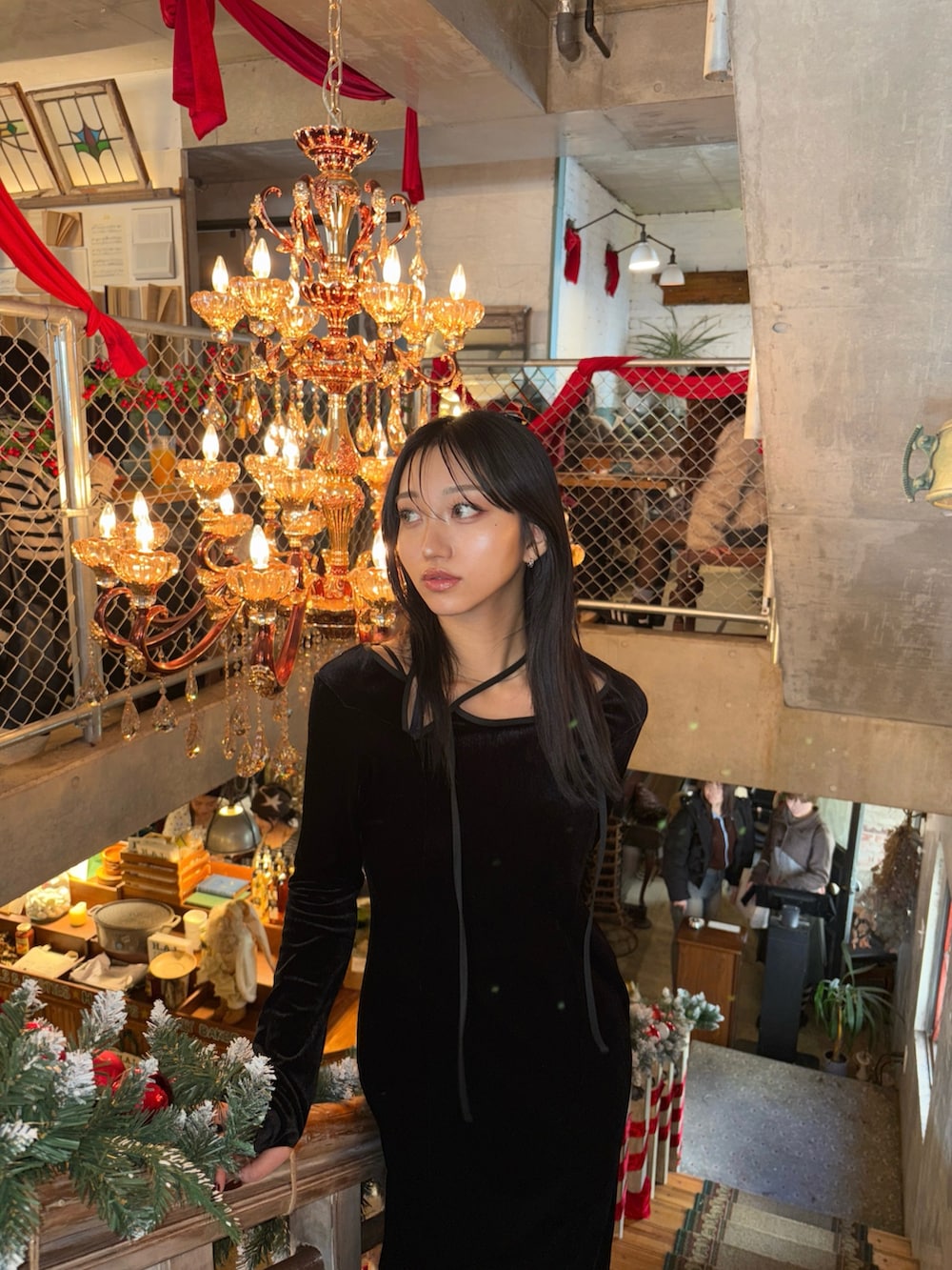 ブラック系のワンピースを着用したレディースの冬コーディネートの5枚目の写真