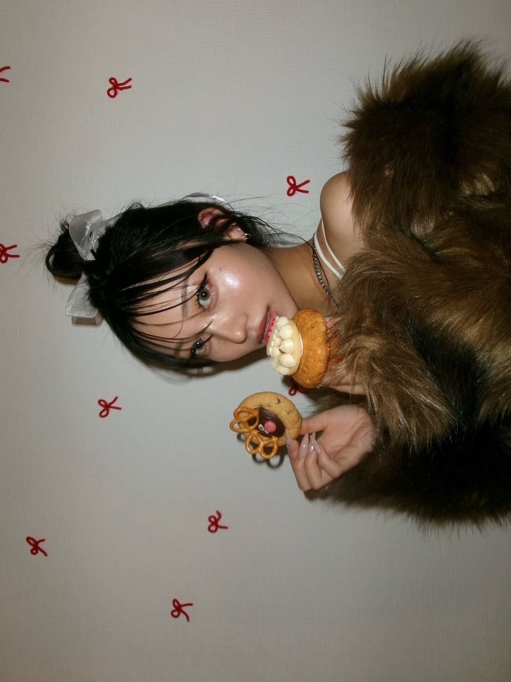 ブラウン系のステンカラーコート、その他のその他アウターを着用したレディースの冬コーディネートの3枚目の写真