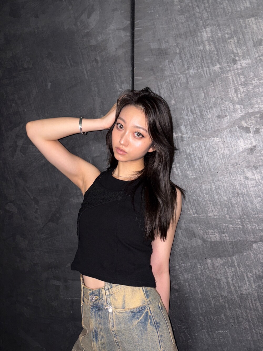 ブラック系のタンクトップ、その他のデニムパンツを着用したレディースの夏コーディネートの3枚目の写真