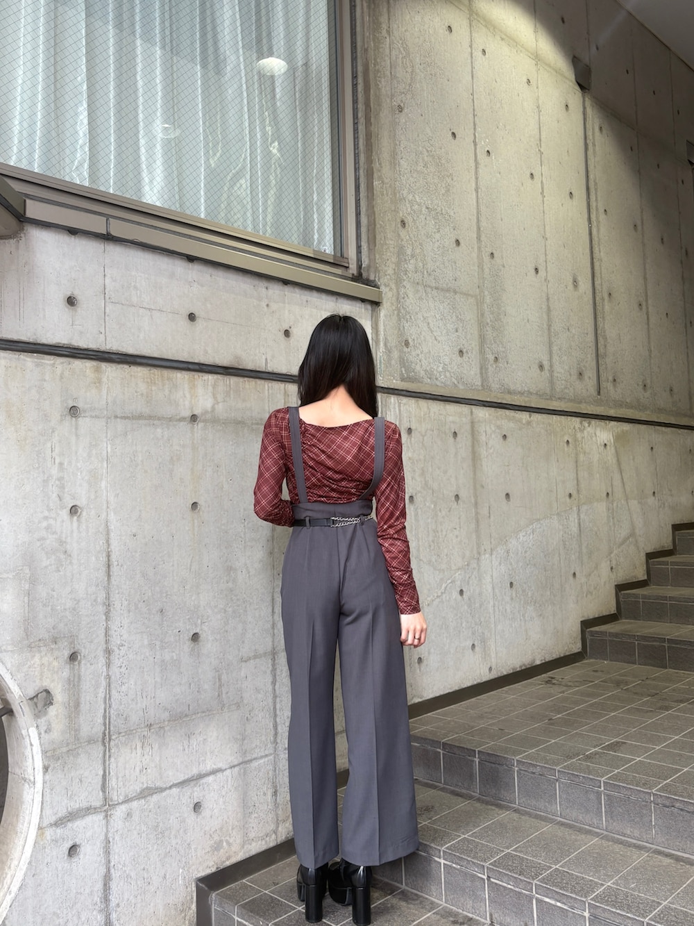 ブラウン系のTシャツ/カットソー、グレー系のスラックス、ブラック系のブーツを着用したレディースの夏コーディネートの4枚目の写真