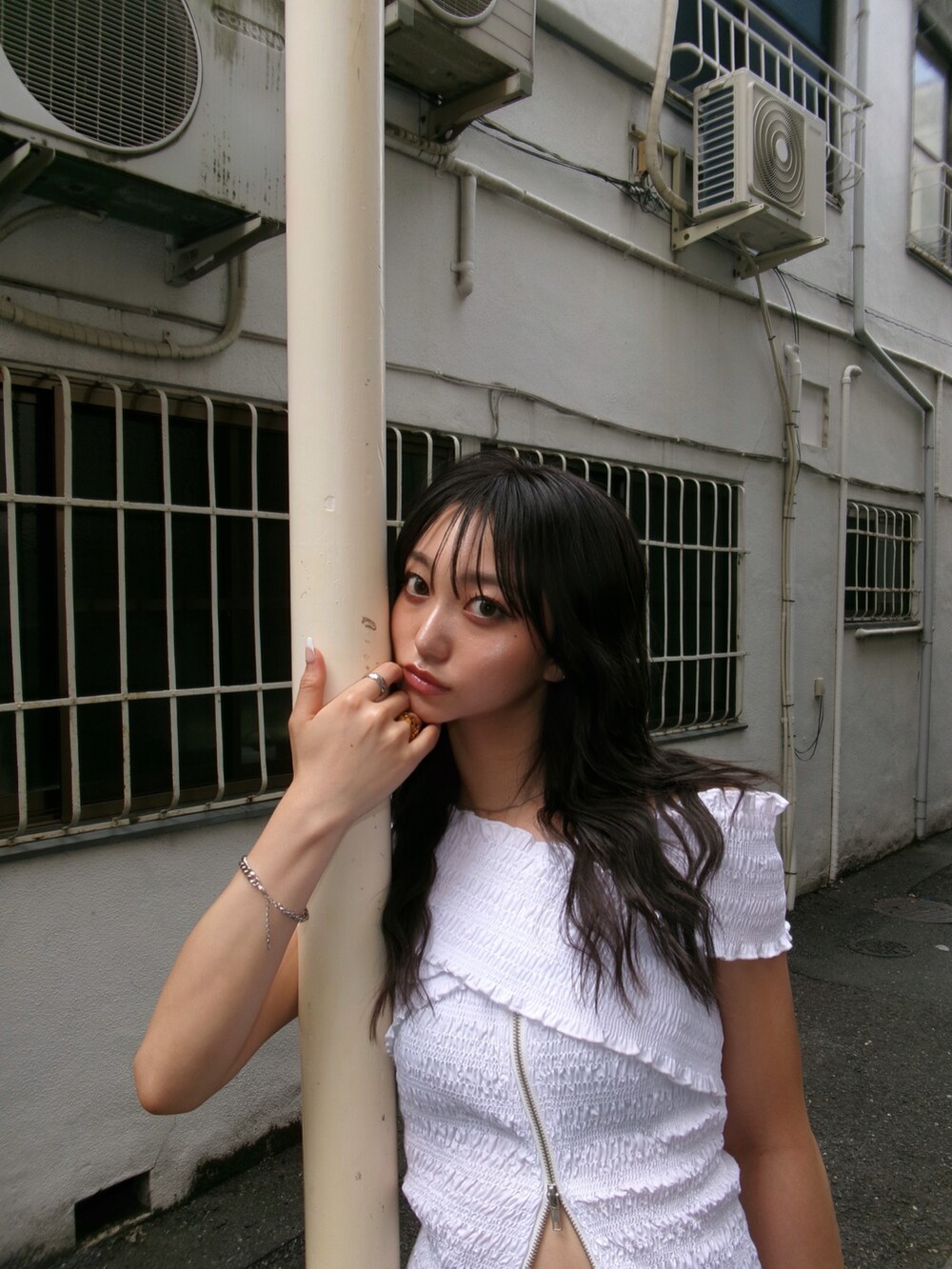 ホワイト系のシャツ/ブラウス、ブルー系のデニムパンツを着用したレディースの夏コーディネートの2枚目の写真