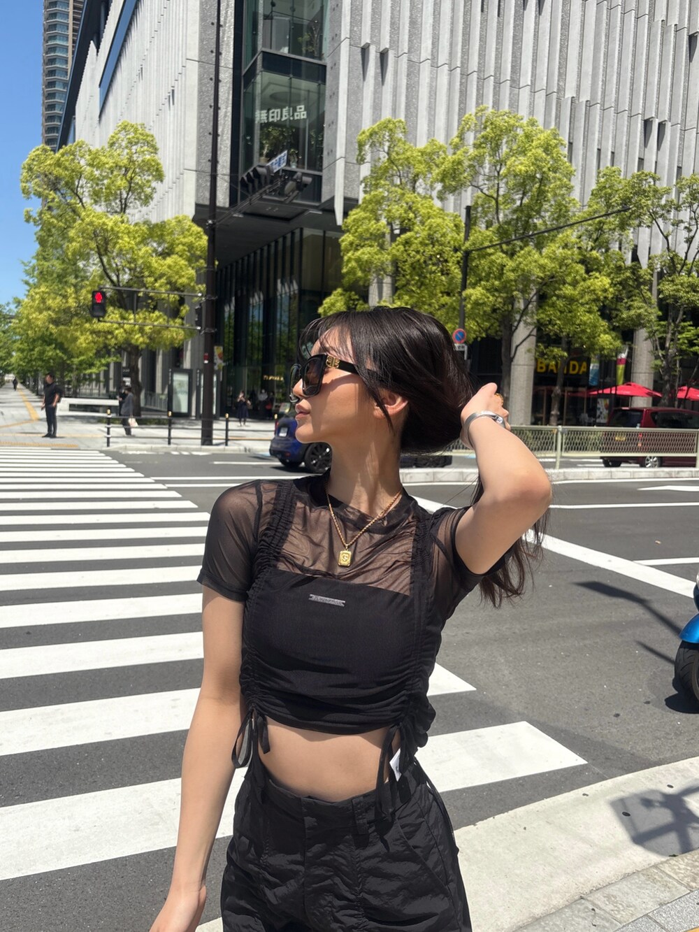 ブラック系のTシャツ/カットソー、ブラック系のキャミソール、ブラック系のその他パンツを着用したレディースの春コーディネートの2枚目の写真