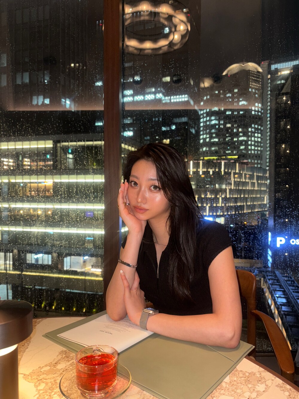 ブラック系のシャツ/ブラウスを着用したレディースの夏コーディネートの3枚目の写真