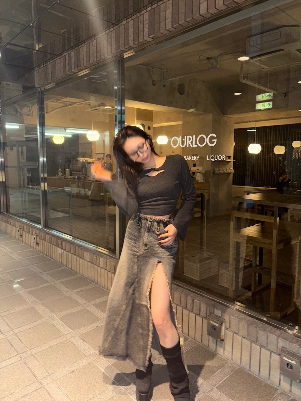 グレー系のTシャツ/カットソー、ブラック系のブーツを着用したレディースの冬コーディネートの2枚目の写真