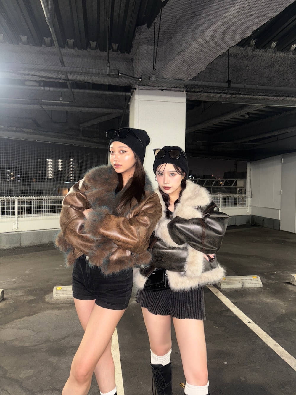 イエロー系のムートンコート、ブラウン系のムートンコート、ブラック系のその他パンツを着用したレディースの秋コーディネートの2枚目の写真