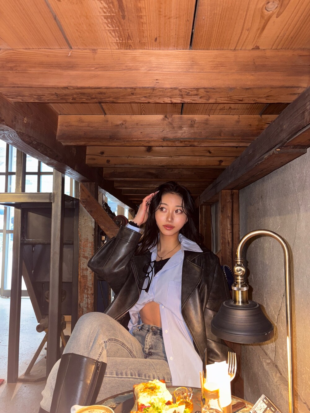 ブラック系のブーツ、ブラック系のブルゾンを着用したレディースの冬コーディネートの4枚目の写真