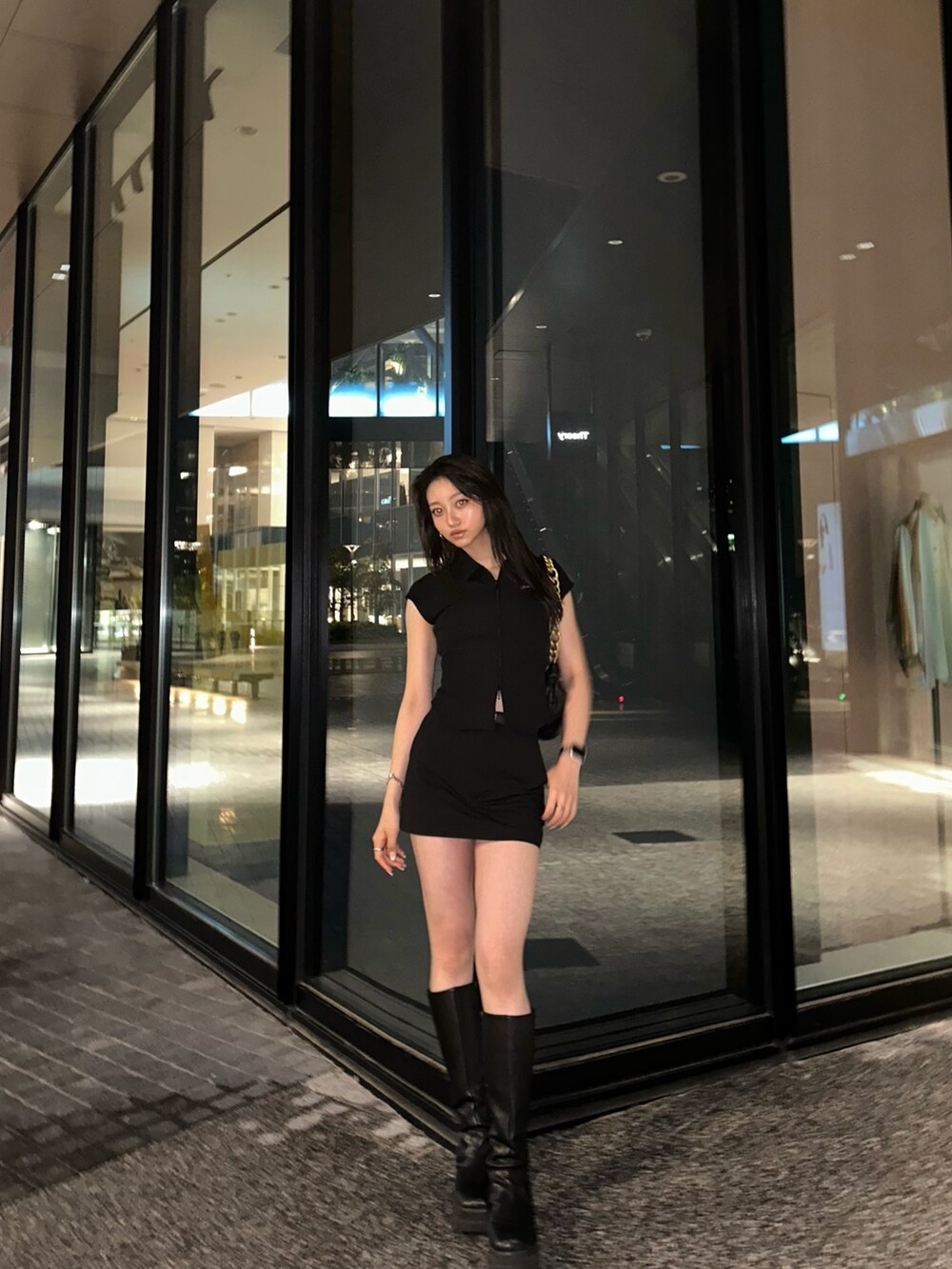 ブラック系のシャツ/ブラウスを着用したレディースの夏コーディネートの2枚目の写真