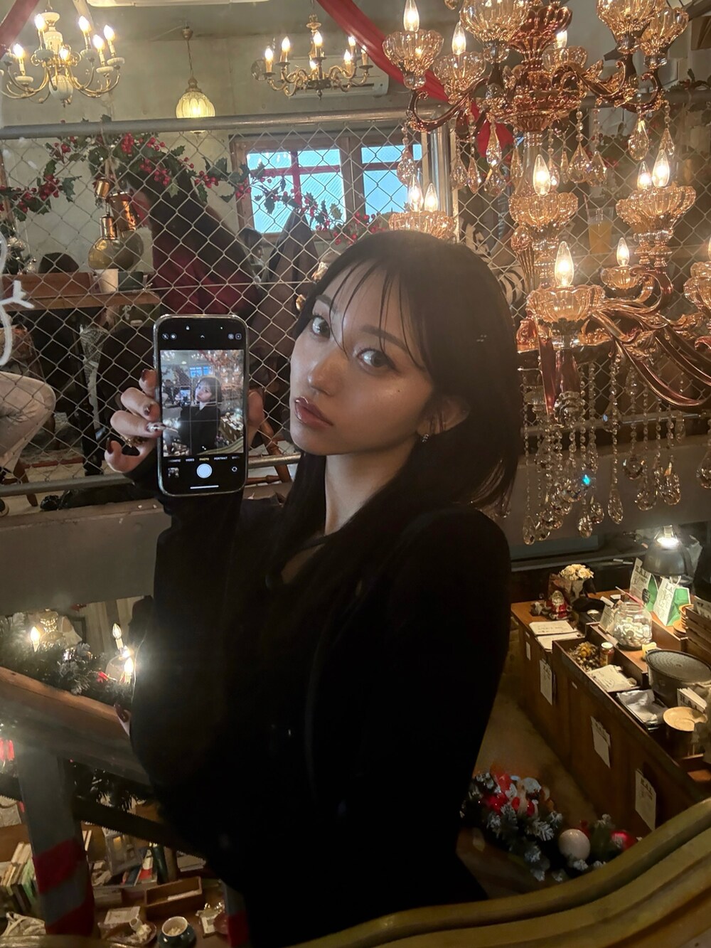 ブラック系のワンピースを着用したレディースの冬コーディネートの3枚目の写真