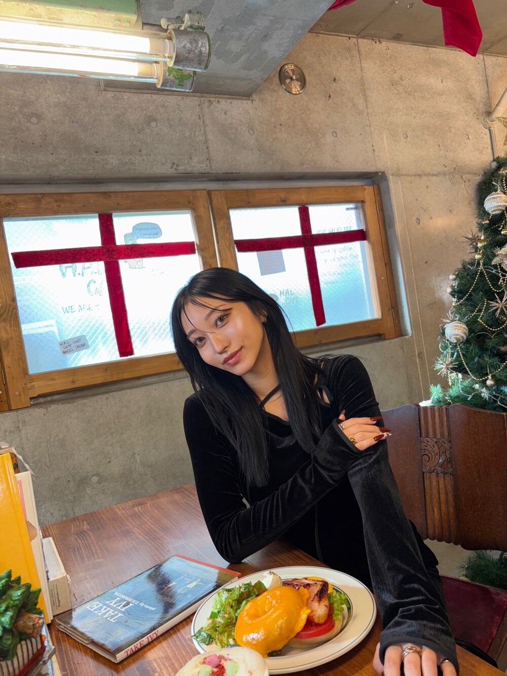 ブラック系のワンピースを着用したレディースの冬コーディネートの4枚目の写真