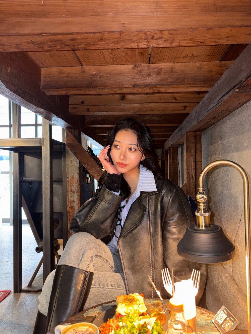 ブラック系のブーツ、ブラック系のブルゾンを着用したレディースの冬コーディネートの3枚目の写真