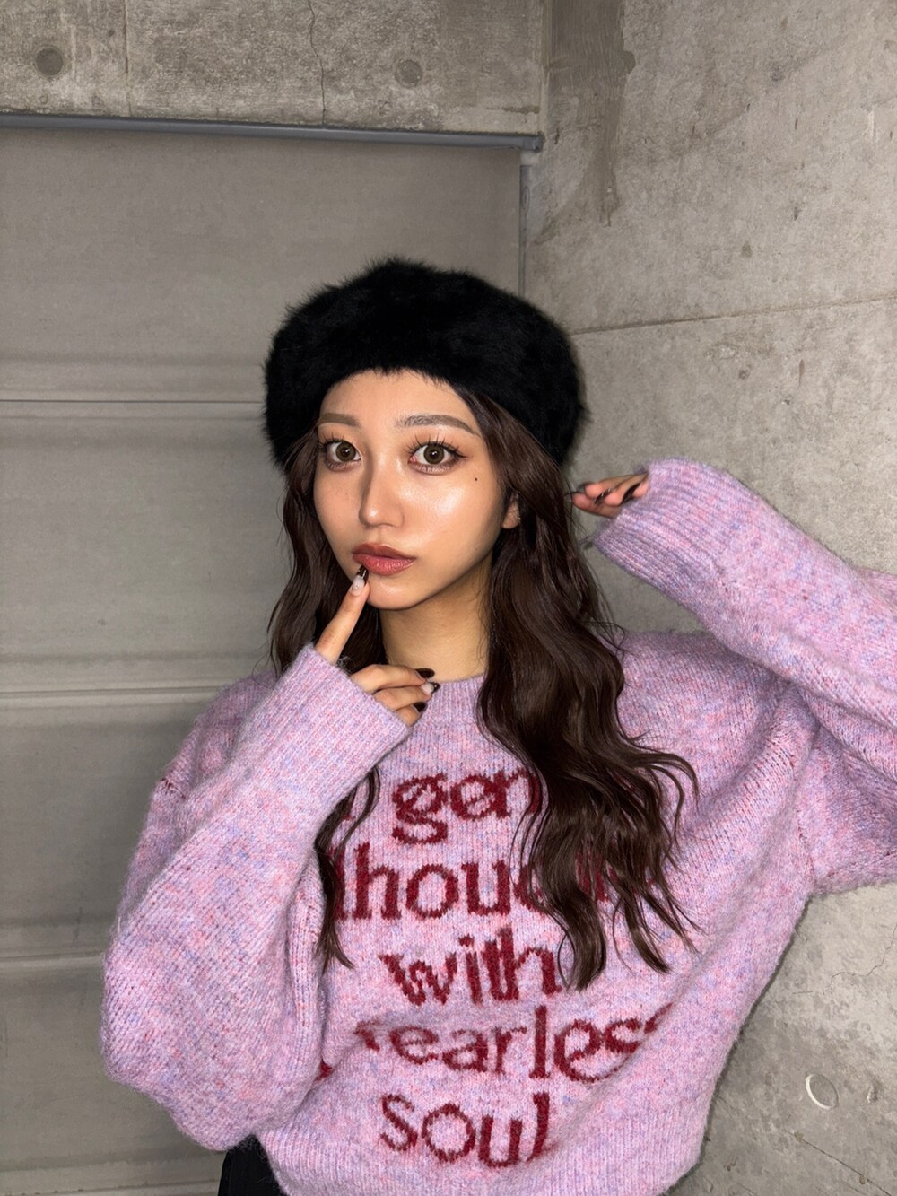 ピンク系のニット/セーターを着用したレディースの秋コーディネートの2枚目の写真