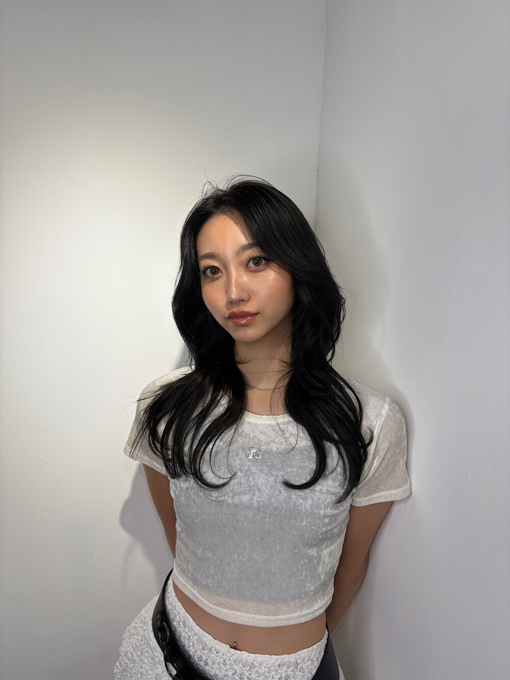 ホワイト系のTシャツ/カットソーを着用したレディースの夏コーディネートの2枚目の写真