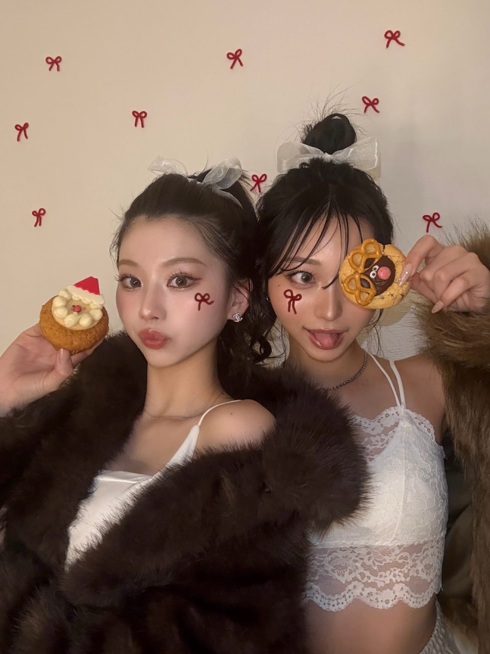 ブラウン系のステンカラーコート、その他のその他アウターを着用したレディースの冬コーディネートの2枚目の写真