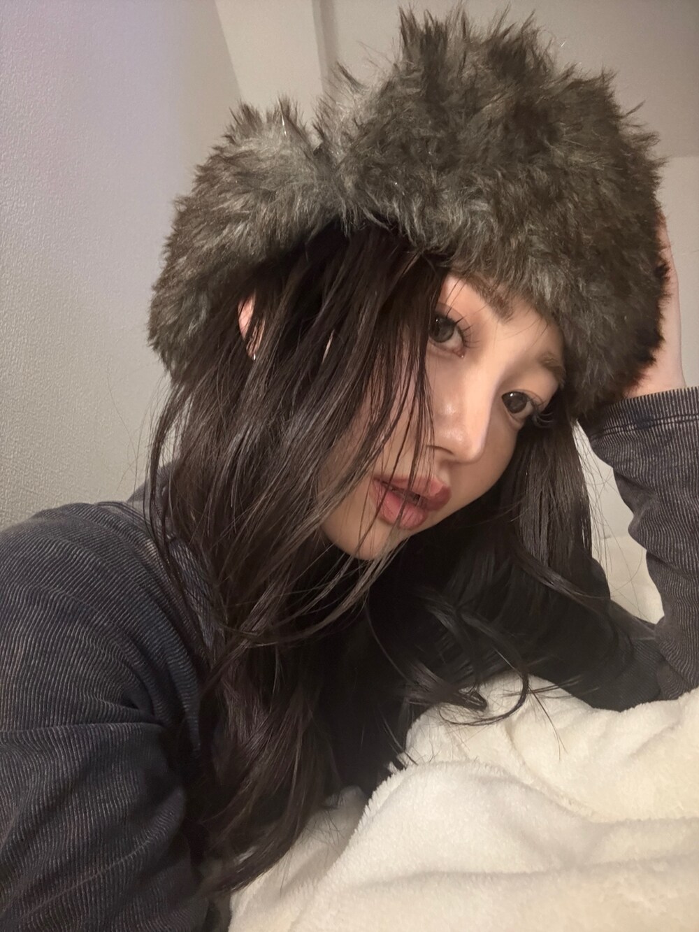 ブラック系のTシャツ/カットソーを着用したレディースの冬コーディネートの2枚目の写真