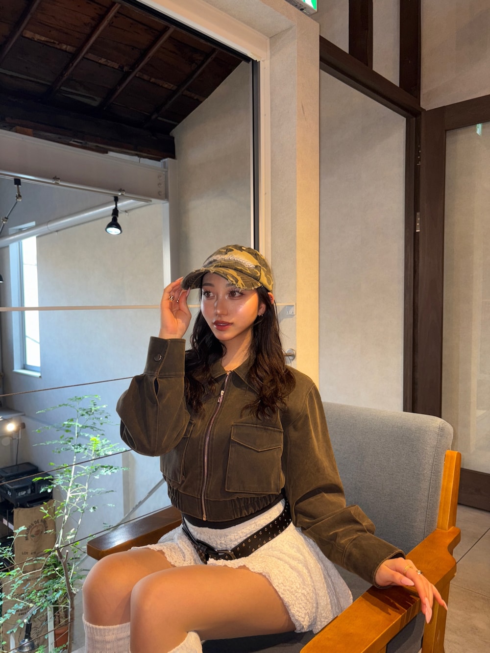 ブラウン系のブルゾンを着用したレディースの冬コーディネートの3枚目の写真