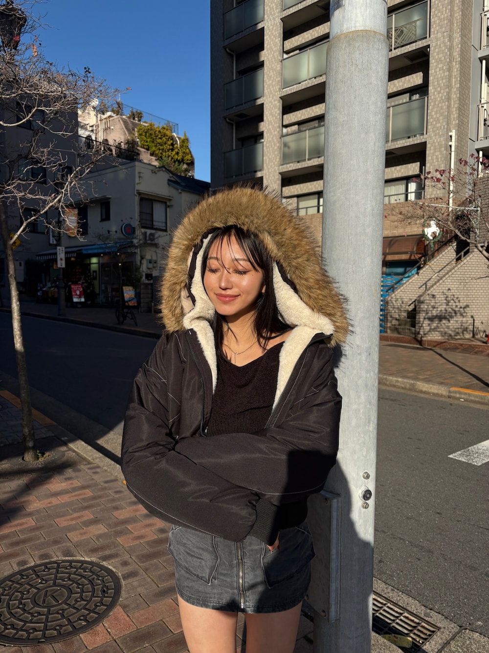 ブラック系のニット/セーターを着用したレディースの冬コーディネートの4枚目の写真