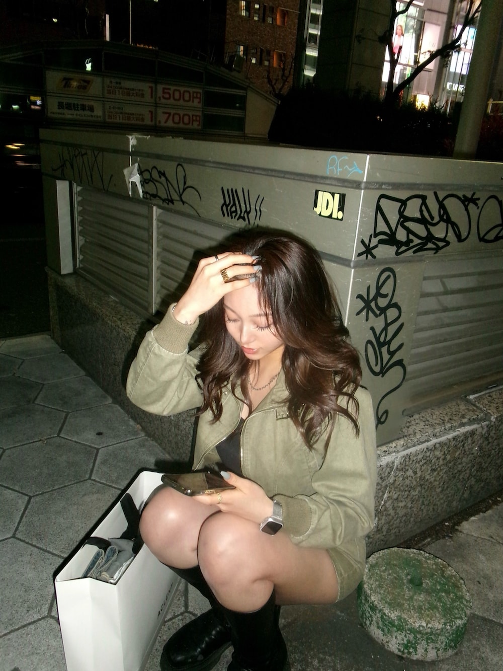 グリーン系のブルゾン、グリーン系のその他パンツを着用したレディースの春コーディネートの2枚目の写真