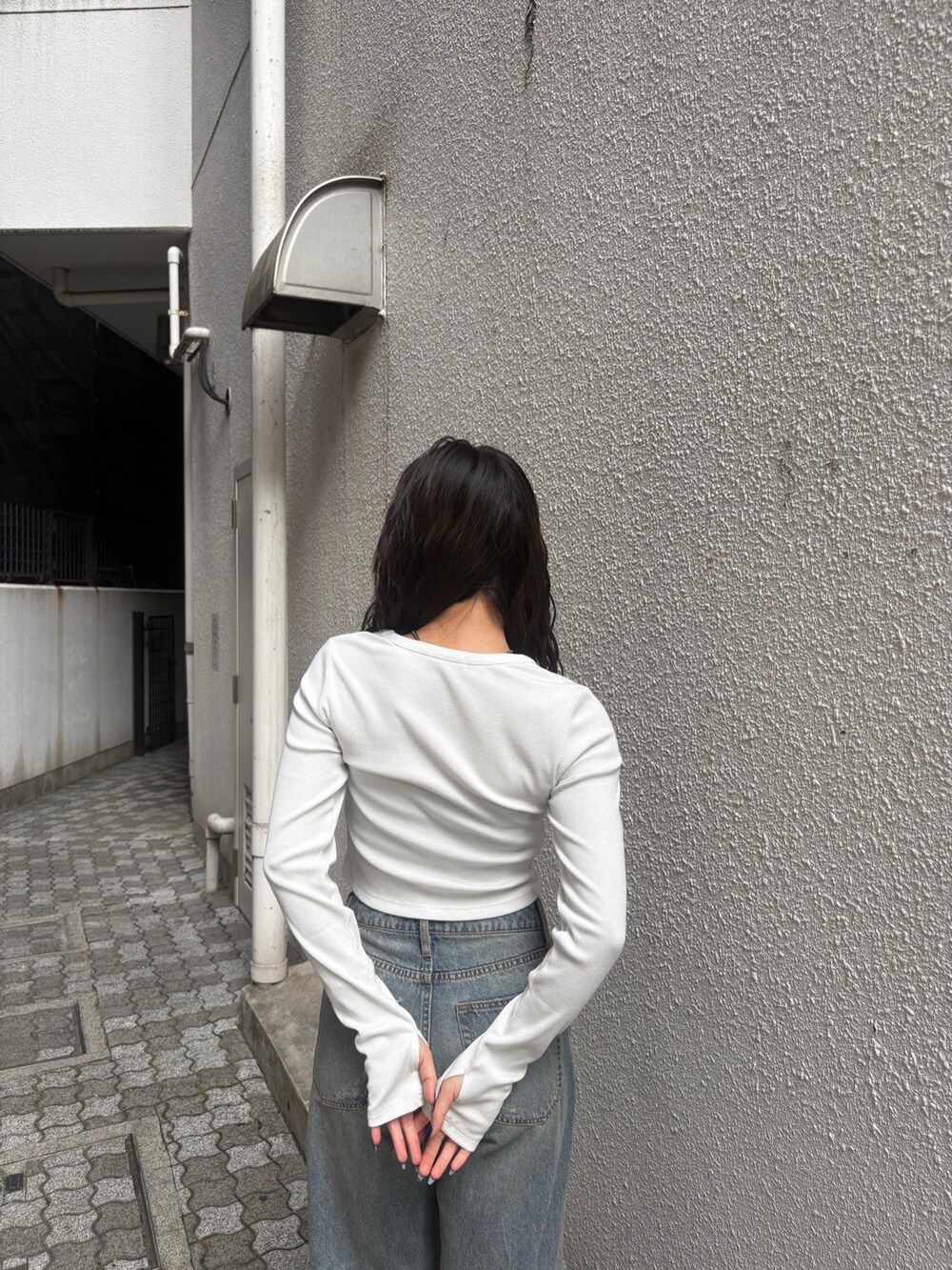 ブルー系のデニムパンツ、イエロー系のローファー、ホワイト系のTシャツ/カットソーを着用したレディースの秋コーディネートの4枚目の写真