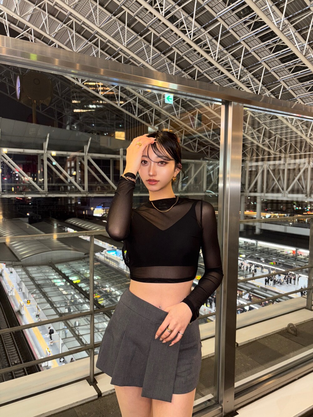 ブラック系のブーツを着用したレディースの冬コーディネートの2枚目の写真