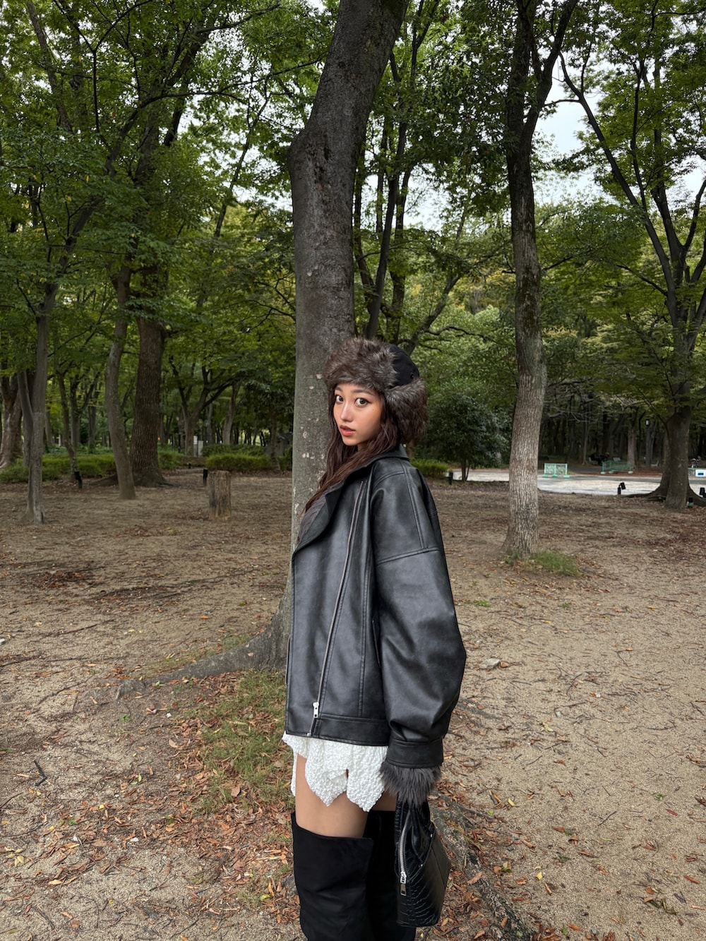 ブラック系のブルゾン、グレー系のニット/セーターを着用したレディースの秋コーディネートの3枚目の写真