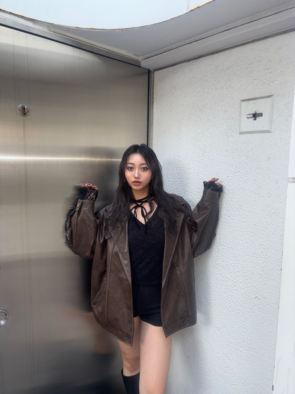 ブラウン系のブルゾン、ブラック系のTシャツ/カットソーを着用したレディースの夏コーディネートの3枚目の写真