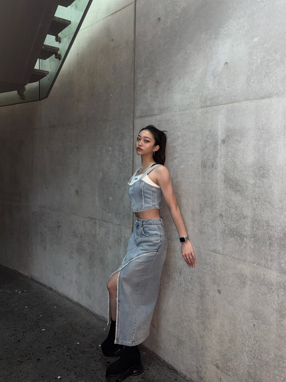 ブルー系のデニムスカート、ブラック系のキャミソール、ブルー系のシャツ/ブラウスを着用したレディースの夏コーディネートの2枚目の写真