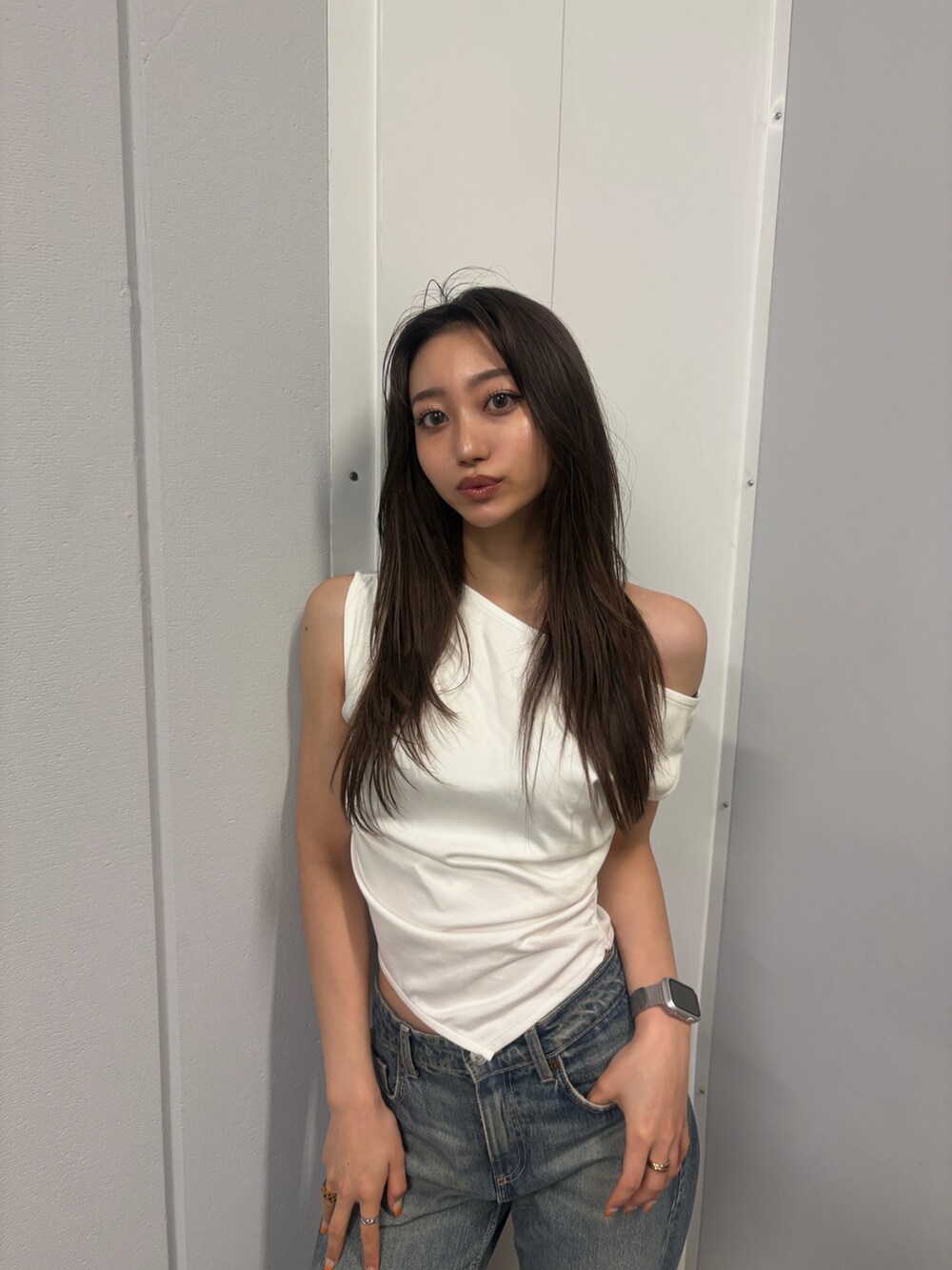 ホワイト系のTシャツ/カットソーを着用したレディースの夏コーディネートの2枚目の写真