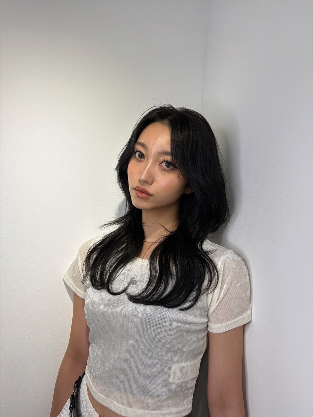 ホワイト系のTシャツ/カットソーを着用したレディースの夏コーディネートの3枚目の写真