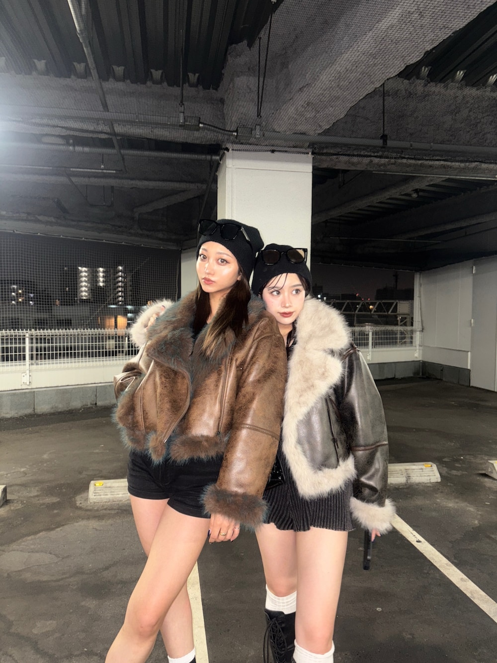 イエロー系のムートンコート、ブラウン系のムートンコート、ブラック系のその他パンツを着用したレディースの秋コーディネートの4枚目の写真