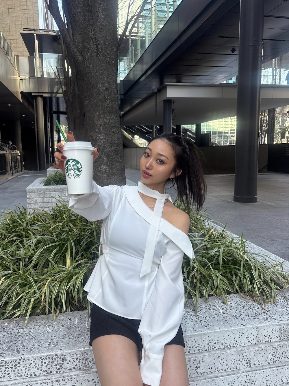 ホワイト系のシャツ/ブラウス、ブラック系のその他パンツを着用したレディースの春コーディネートの2枚目の写真