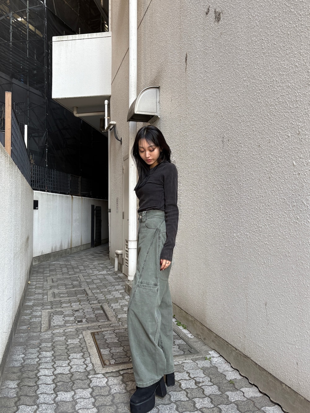 ブラック系のTシャツ/カットソー、グリーン系のその他パンツを着用したレディースの冬コーディネートの2枚目の写真