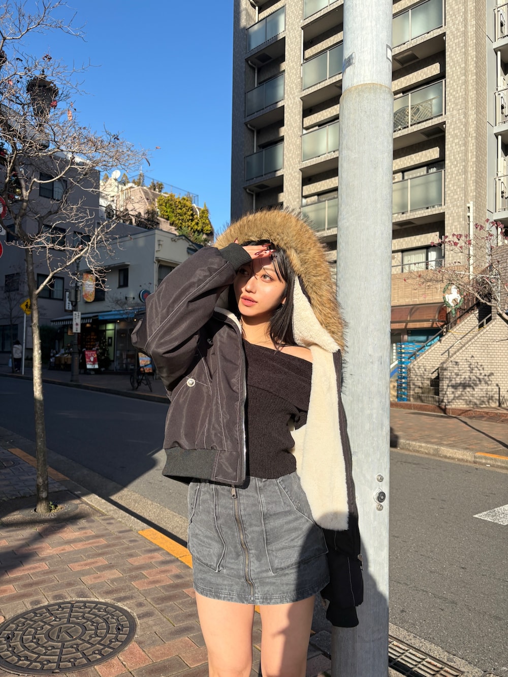 ブラック系のニット/セーターを着用したレディースの冬コーディネートの3枚目の写真