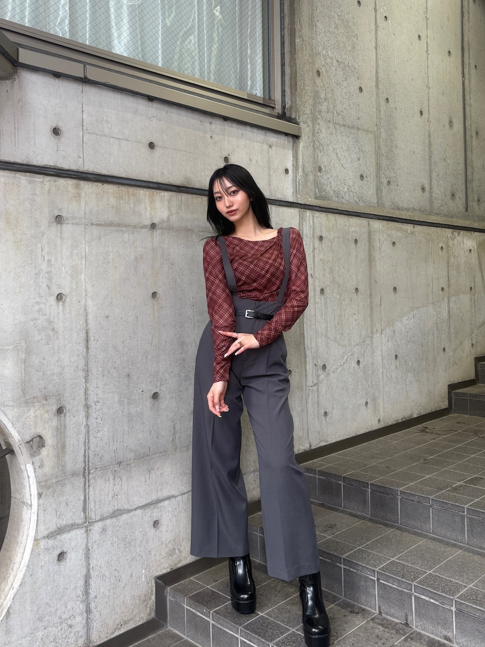 ブラウン系のTシャツ/カットソー、グレー系のスラックス、ブラック系のブーツを着用したレディースの夏コーディネートの2枚目の写真