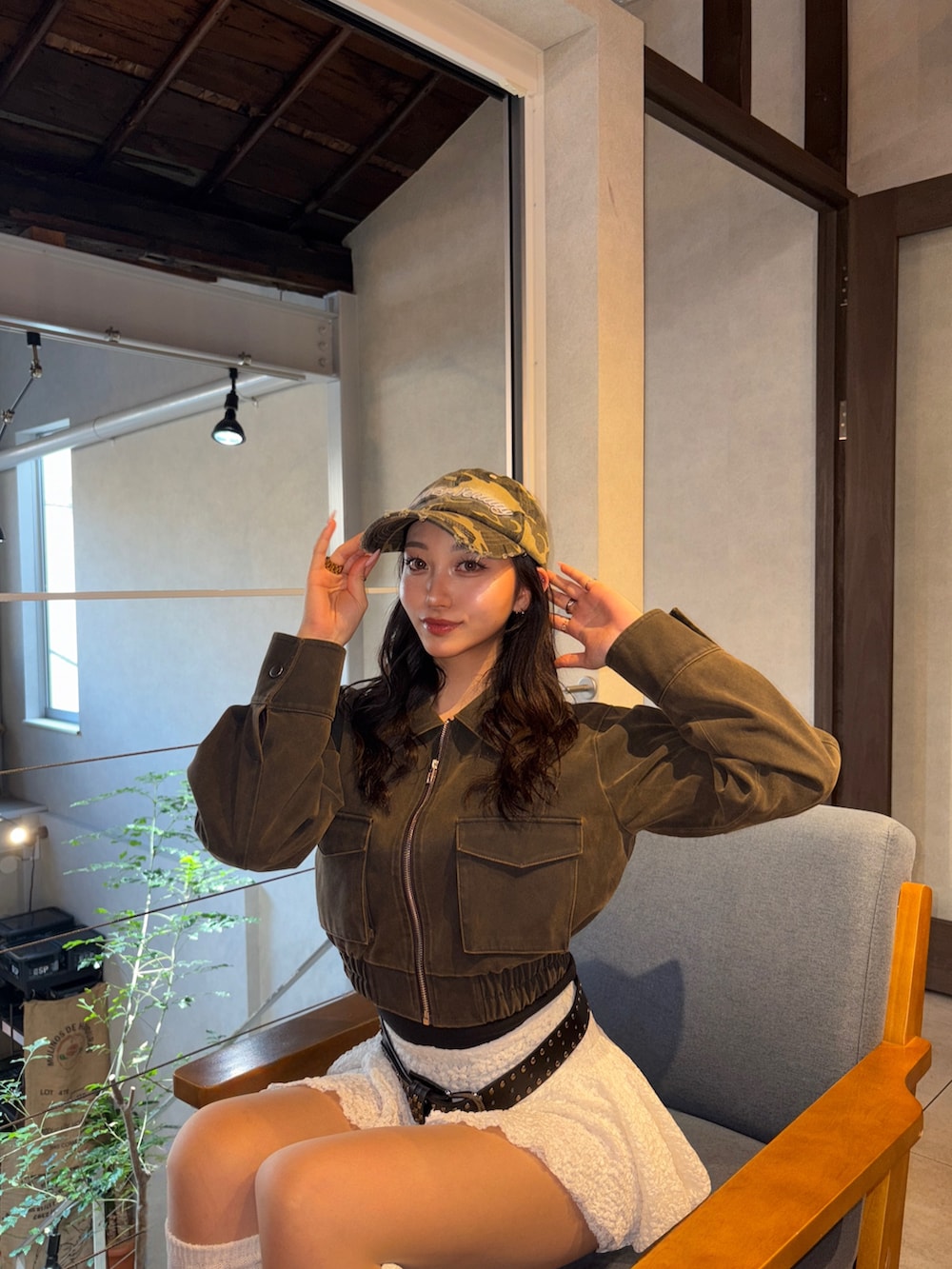 ブラウン系のブルゾンを着用したレディースの冬コーディネートの2枚目の写真