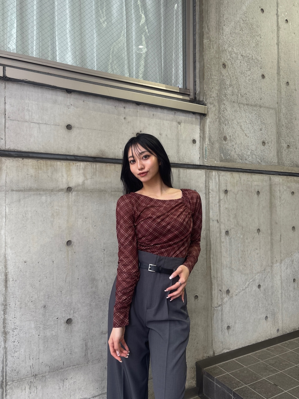 ブラウン系のTシャツ/カットソー、グレー系のスラックス、ブラック系のブーツを着用したレディースの夏コーディネートの3枚目の写真