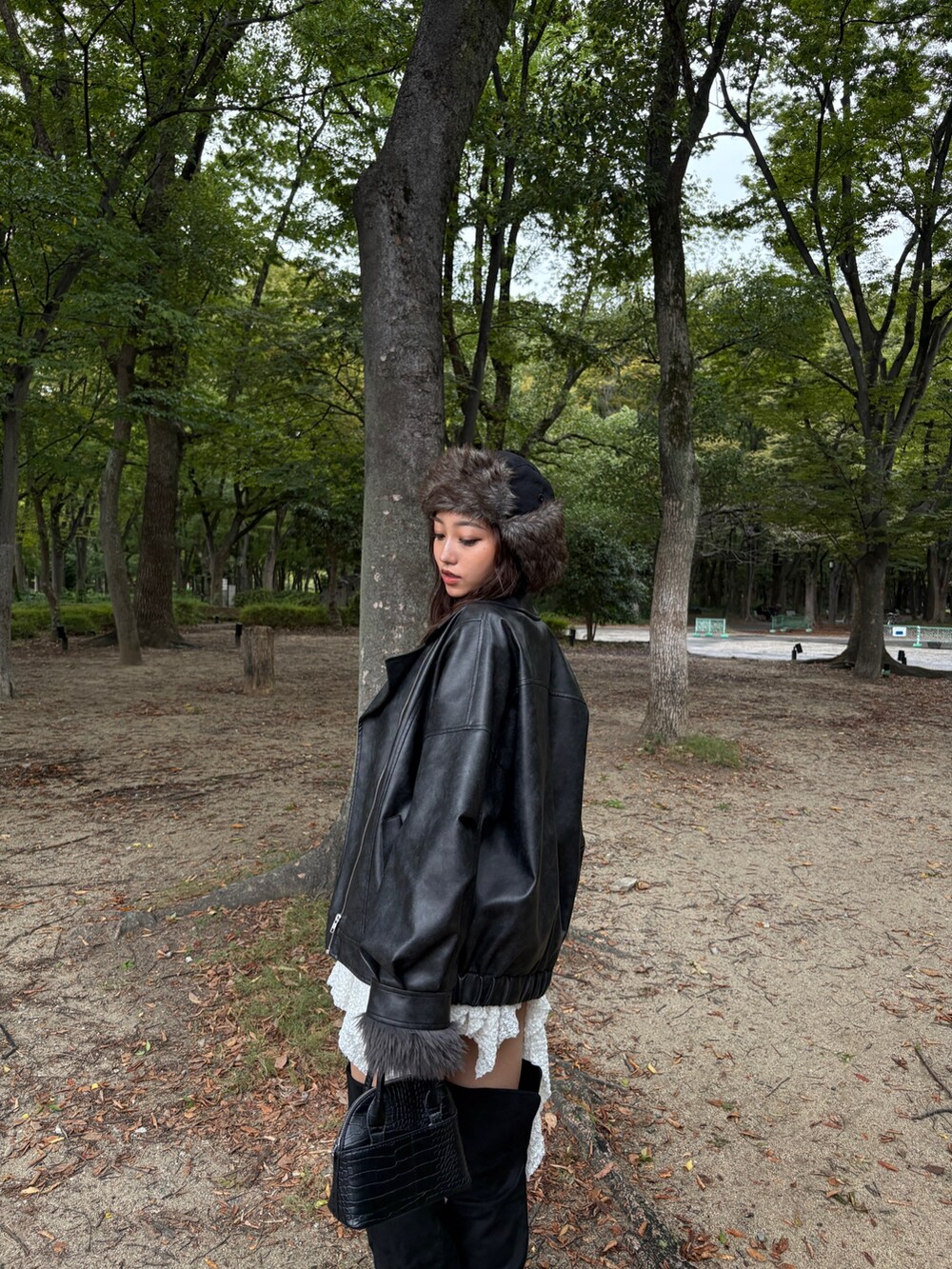 ブラック系のブルゾン、グレー系のニット/セーターを着用したレディースの秋コーディネートの2枚目の写真