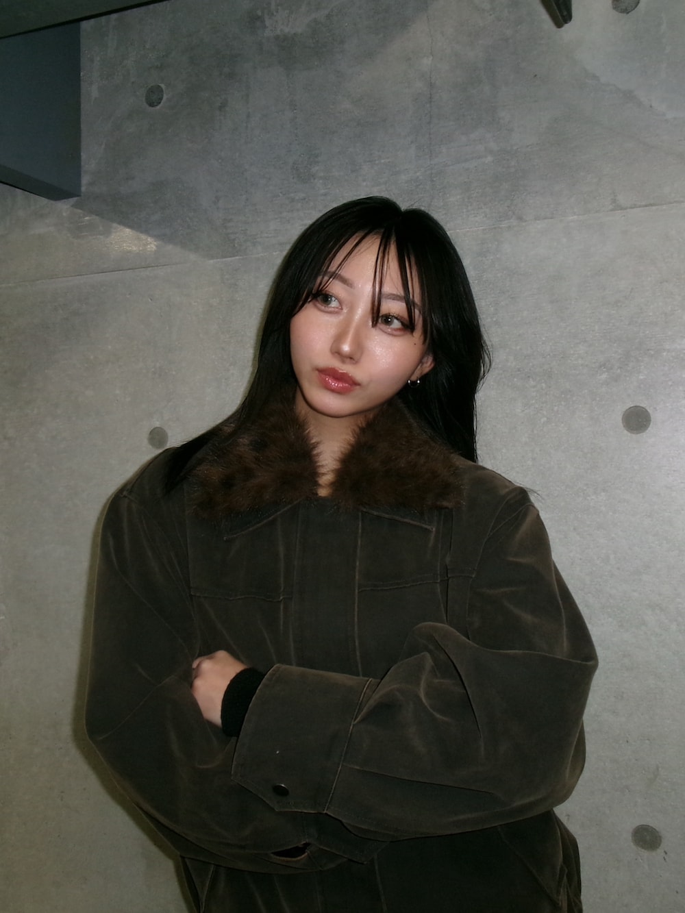 ブラウン系のブルゾンを着用したレディースの冬コーディネートの2枚目の写真