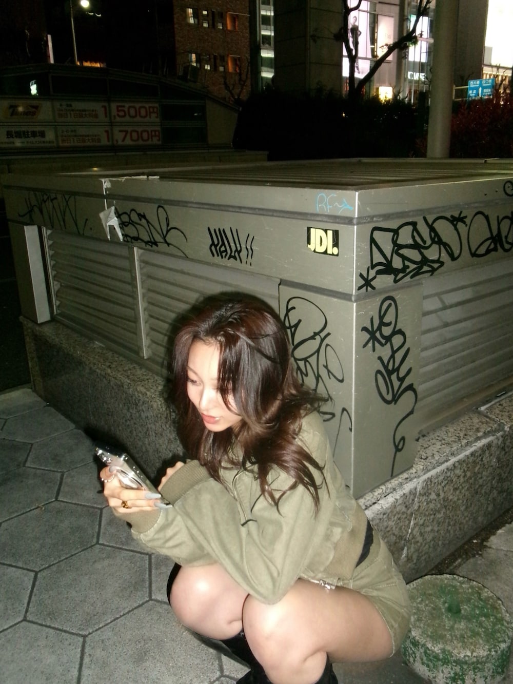 グリーン系のブルゾン、グリーン系のその他パンツを着用したレディースの春コーディネートの3枚目の写真