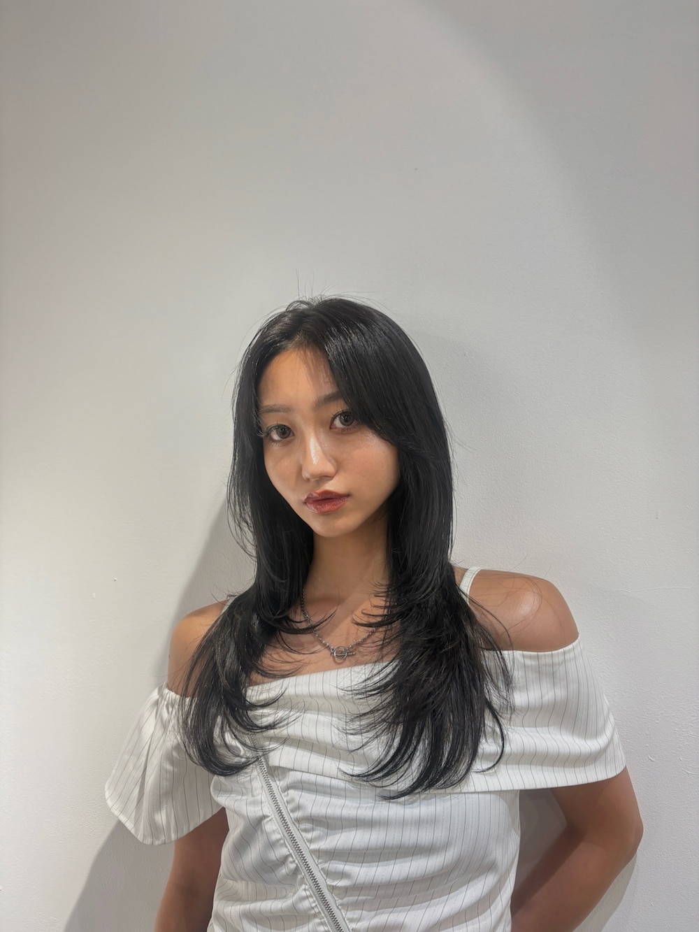 ホワイト系のシャツ/ブラウスを着用したレディースの夏コーディネートの2枚目の写真