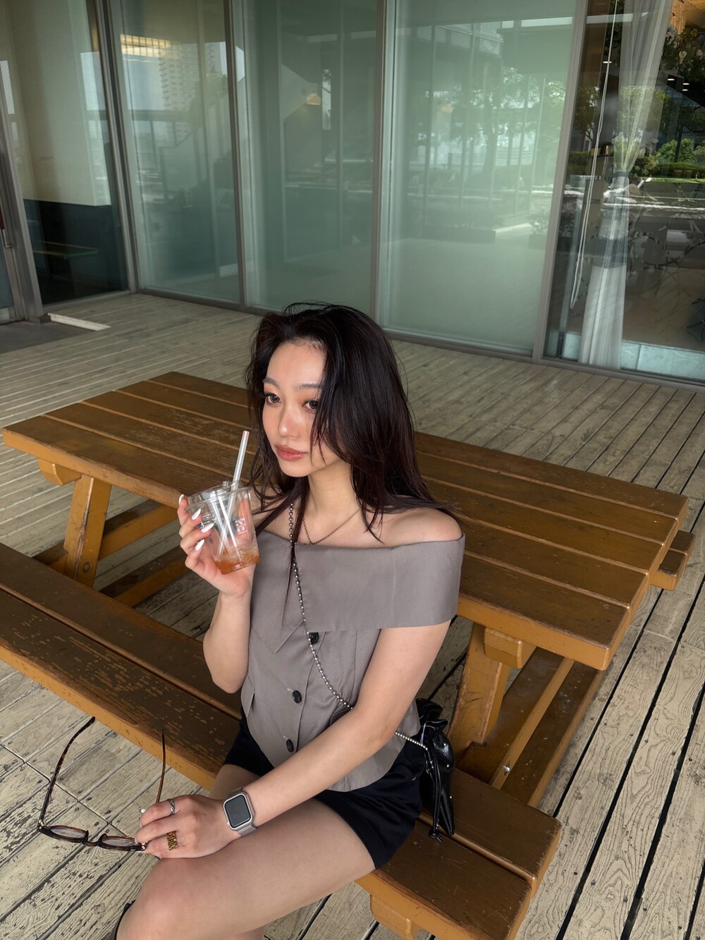 ブラウン系のシャツ/ブラウス、ブラック系のスカート、ブラック系のショルダーバッグを着用したレディースの春コーディネートの2枚目の写真