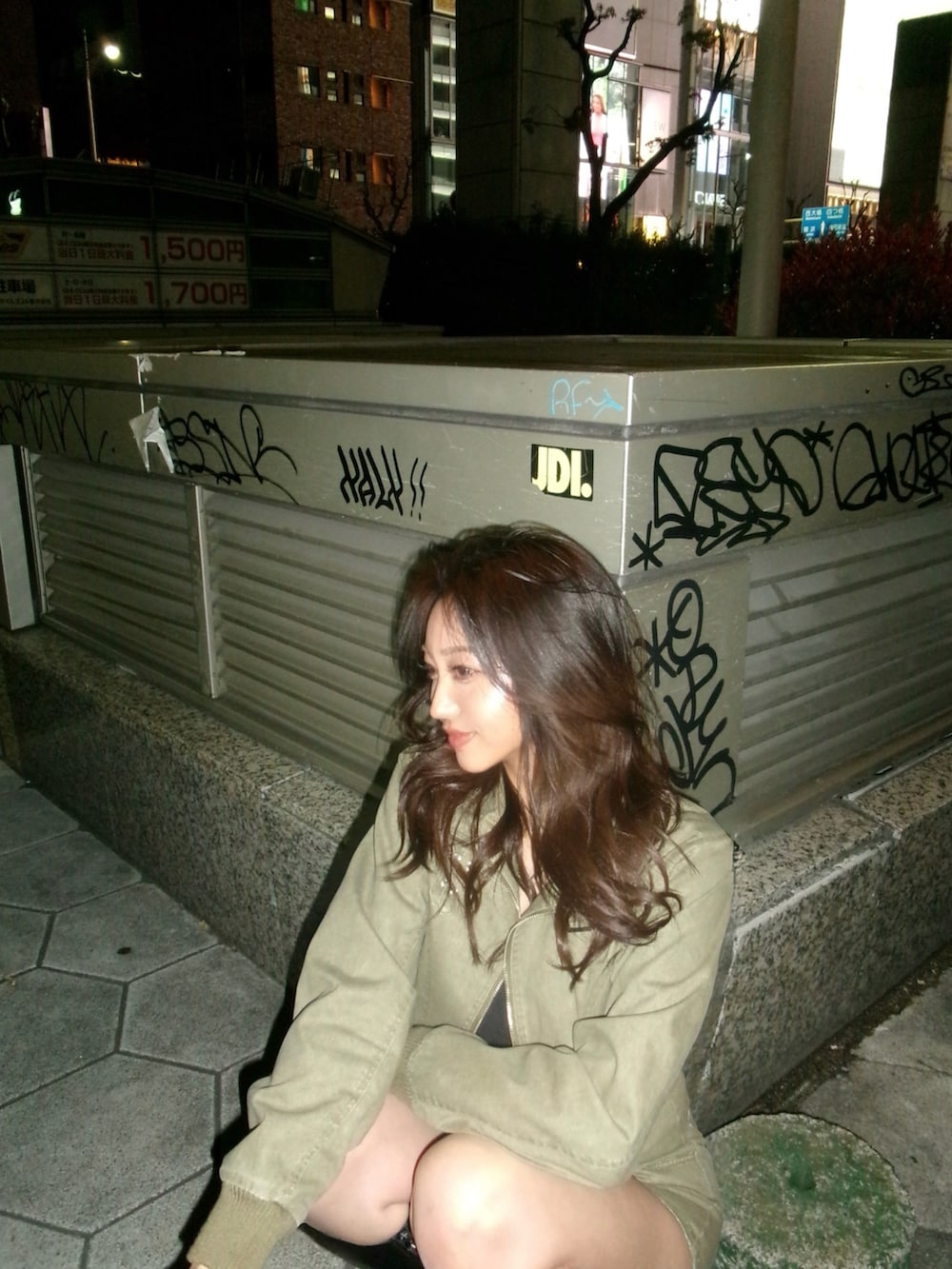 グリーン系のブルゾン、グリーン系のその他パンツを着用したレディースの春コーディネートの4枚目の写真