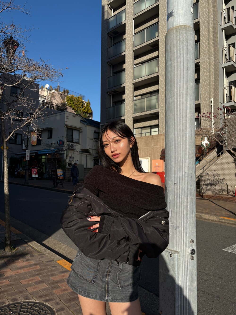 ブラック系のニット/セーターを着用したレディースの冬コーディネートの2枚目の写真