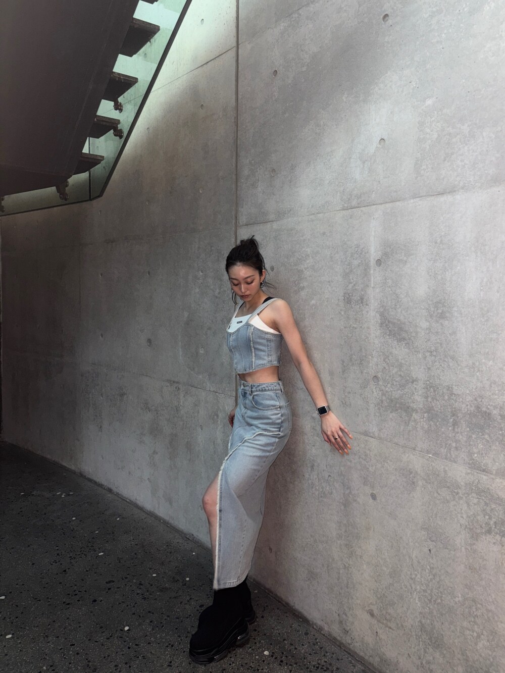 ブルー系のデニムスカート、ブラック系のキャミソール、ブルー系のシャツ/ブラウスを着用したレディースの夏コーディネートの3枚目の写真